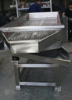 Large Automatic Industrial Carbon Steel Linear Vibratory Sieve For Sieving Waste Paper Pellets In China