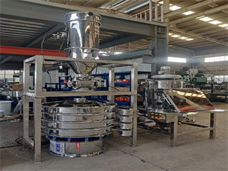 Dust free feeding station with vibrating screen and vacuum conveyor