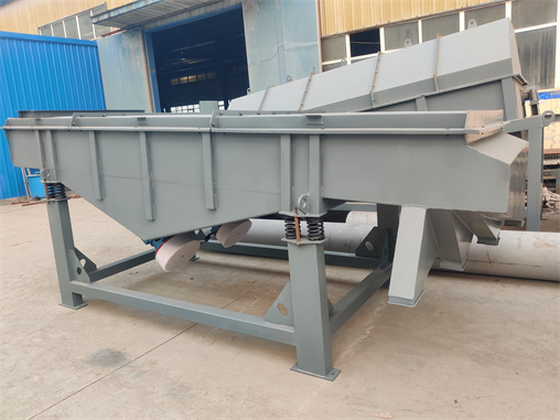 Screening of plastic particles by linear vibrating screen