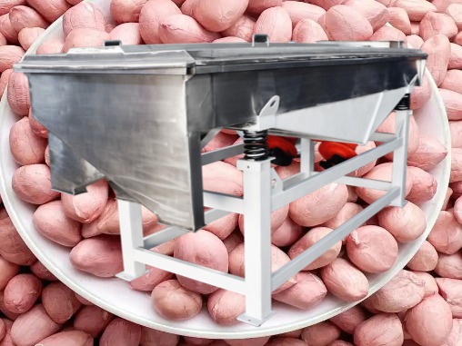 Linear vibrating screen for screening peanuts