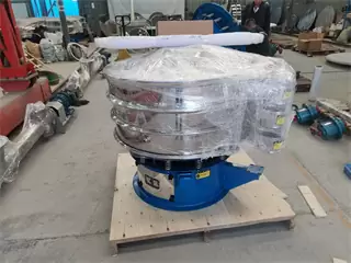 Vibrating sand screening machine