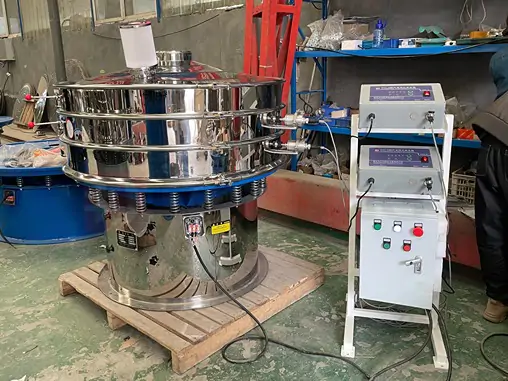 Ultrasonic vibrating screen for screening quartz sand